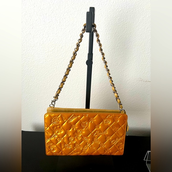 CHANEL Lucky Symbols Pochette Embossed
Quilted Patent (gold) with COA - Picture 3 of 9